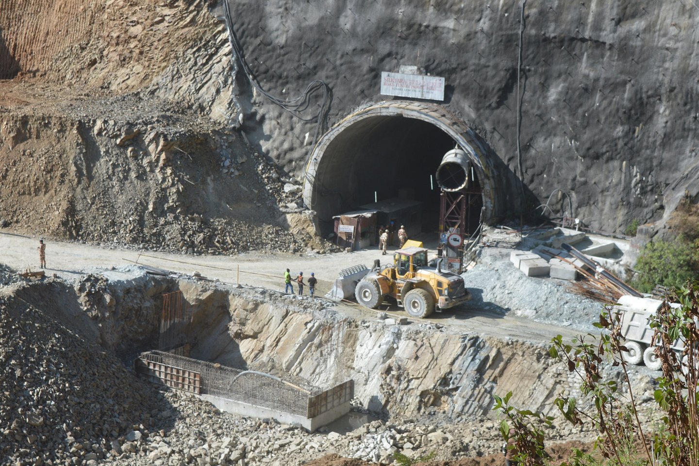 Indijos gelbėtojai pragręžė du trečdalius kelio iki sugriuvusiame tunelyje įstrigusių darbininkų.<br>EPA-ELTA nuotr.