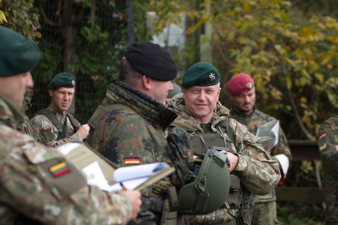 Tarptautinėse pratybose Lietuvos kariai su NATO sąjungininkais planuoja divizijos lygmens gynybos ir puolimo operacijas.<br> Lietuvos kariuomenės nuotr.