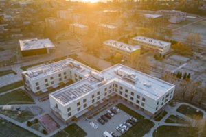 Pirmieji tokie namai Lietuvoje: į modernius senjorų namus Vievyje senolė atvyko tiesiai iš JAV