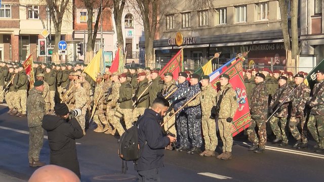 Klaipėdoje paminėtos Lietuvos kariuomenės atkūrimo metinės: iškilminga eisena, svečiai bei sveikinimų jūra