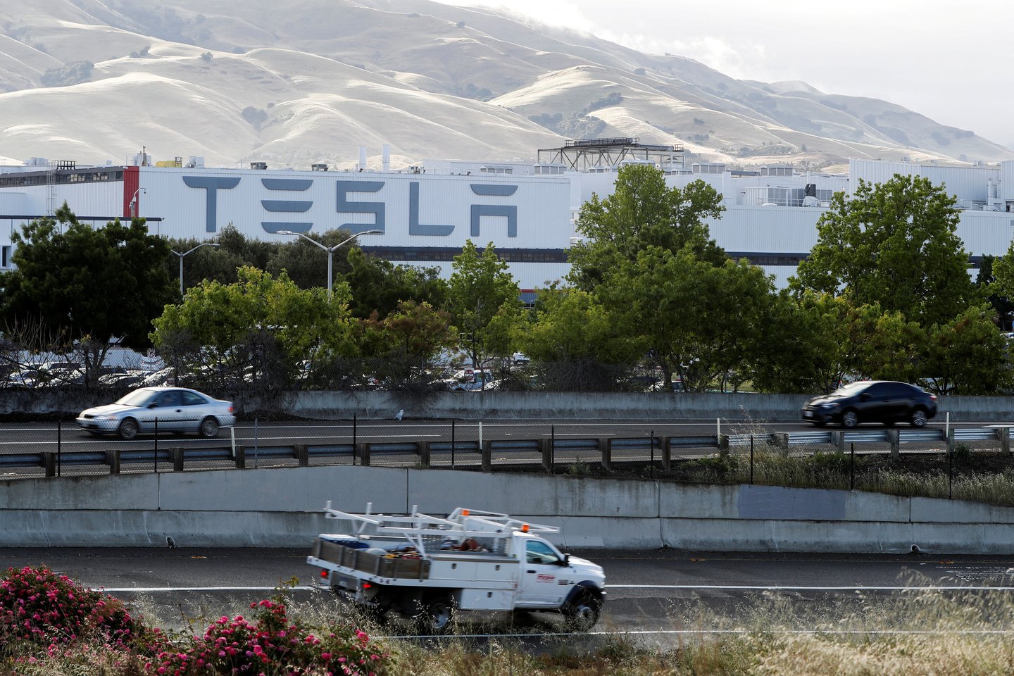 „Tesla“ kompanijos gamyklos esančios Bafale, Jungtinėse Amerikos Valstijose, darbuotojai ėmė masiškai skųstis.<br>REUTERS/Scanpix nuotr.