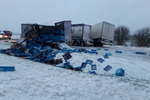 Visoje Lietuvoje pasipylė avarijos: ties Panevėžiu susidūrė 6 automobiliai