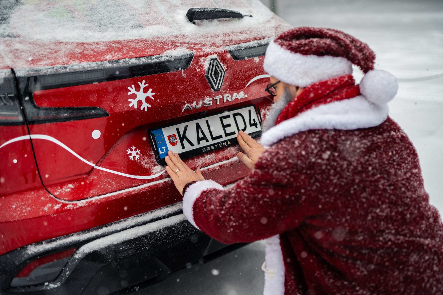 Senelis Kalėda Lietuvoje bus atpažįstamas išskirtiniu automobiliu ir numeriais.<br>Justino Kygos nuotr.
