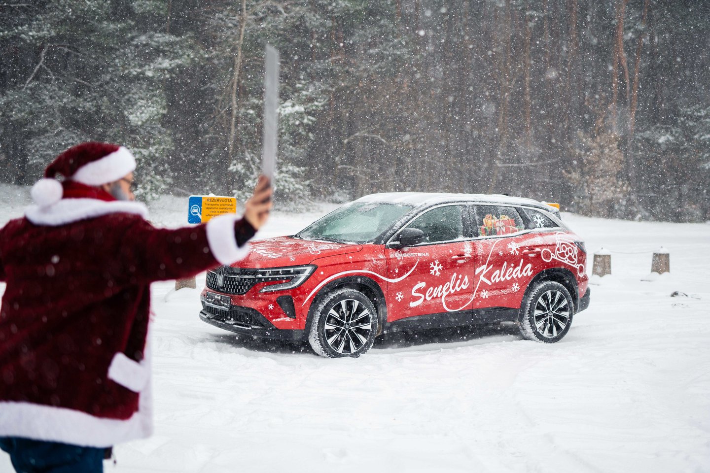 Senelis Kalėda Lietuvoje bus atpažįstamas išskirtiniu automobiliu ir numeriais.<br>Justino Kygos nuotr.