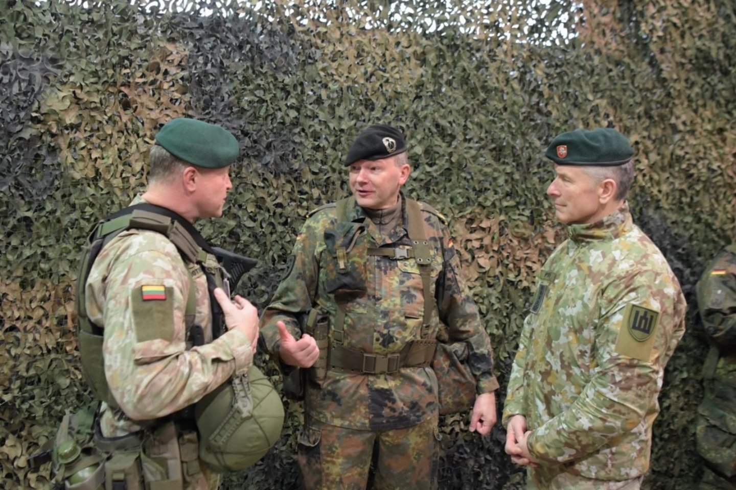 Tarptautinėse pratybose Lietuvos kariai su NATO sąjungininkais planuoja divizijos lygmens gynybos ir puolimo operacijas.<br>Lietuvos kariuomenės nuotr.
