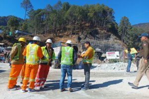 „Kaip mūšio lauke“: gelbėtojai Indijoje bando išvaduoti 41 po žeme įstrigusį statybininką