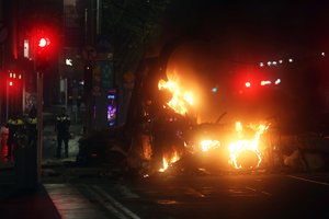 Liepsnos, įsiūtis ir dūžtantys langai: Dubliną siaubė smurto banga, vaizdo įrašuose – chaosas gatvėse 