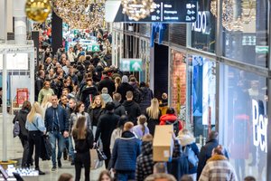 Lietuvos parduotuvėse – „Juodasis penktadienis“: prekeiviai pasiruošę klientų srautui