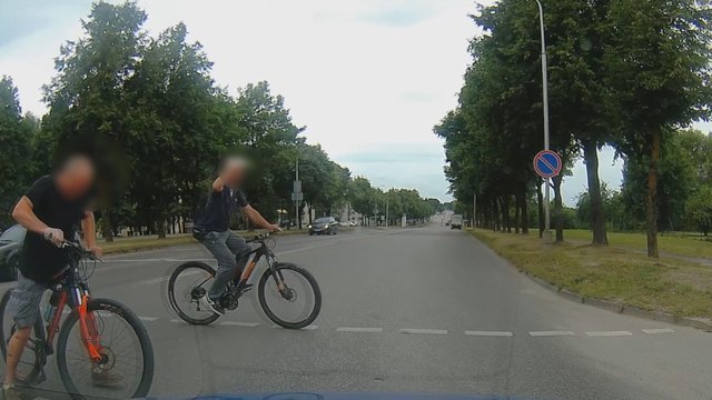 „Kelių patruliai: viskas užfiksuota“: dviratininkų elgesys gatvėje pribloškė – vos nepateko po automobilio ratais