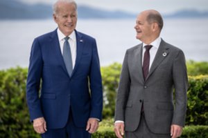 „Bild“: J. Bidenas ir O. Scholzas parengė planą, kaip įtikinti V. Zelenskį derėtis su Rusija