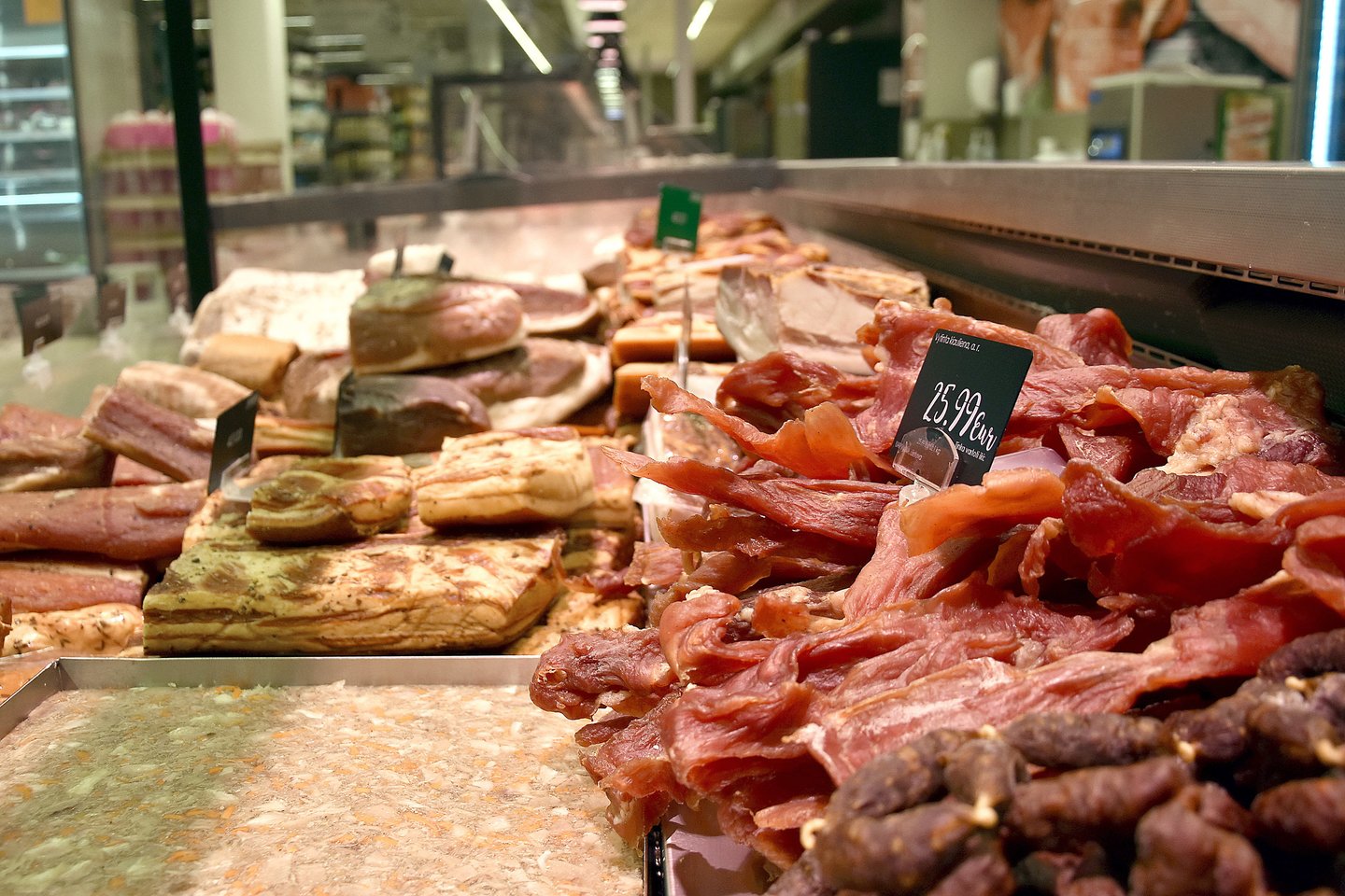 Ir šviežia kiauliena, ir jos gaminiai yra „Norfos“ vizitinė kortelė, šią mėsą gausiai perka ir maisto gamybos įmonės.<br>A.Srėbalienės nuotr.