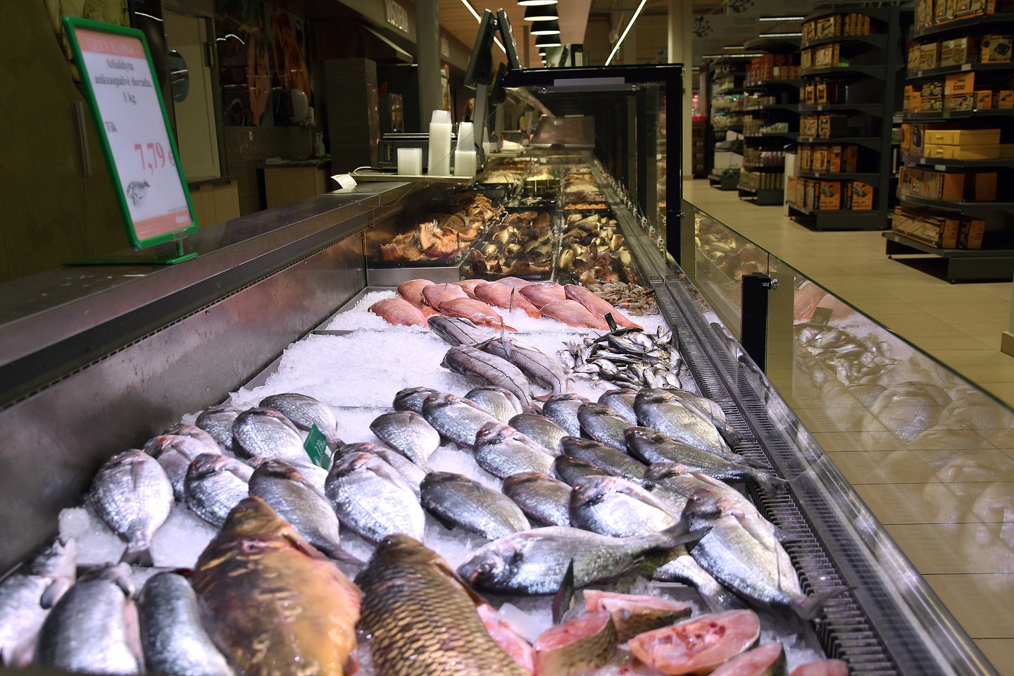 Parduotuvėje – didelis žuvies pasirinkimas.<br>A.Srėbalienės nuotr.