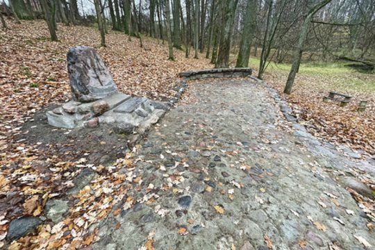 Poeto A.Mickevičiaus akmuo ir šio objekto prieigos neseniai atnaujinti.