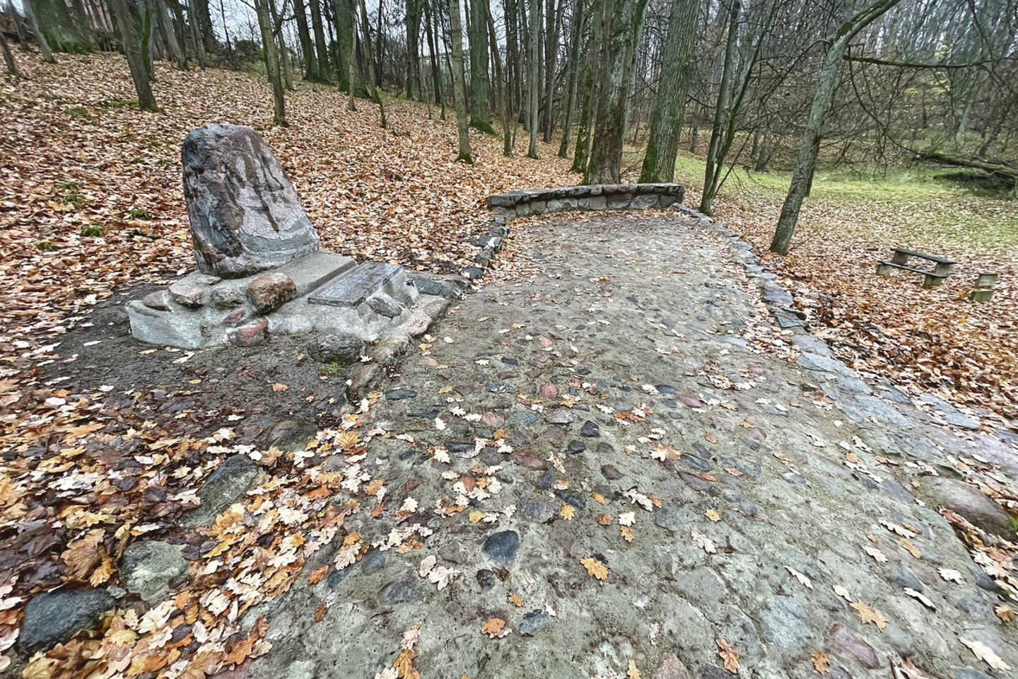 Poeto A.Mickevičiaus akmuo ir šio objekto prieigos neseniai atnaujinti.<br>G.Bitvinsko nuotr.