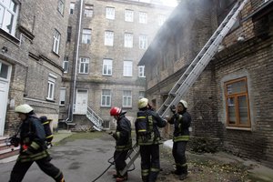 Vilkaviškyje suliepsnojus bendrabučiui – masinė gyventojų evakuacija: žmonės buvo iškeliami ir pro langus