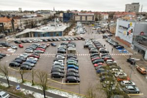 Panevėžyje už kosminę kainą pardavė automobilių stovėjimo aikštelę