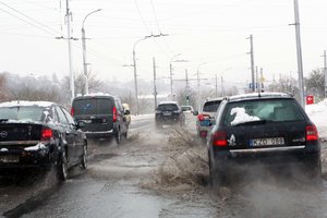 Kauniečiai praneša apie itin slidžią kelio atkarpą: kelias – absoliuti čiuožykla