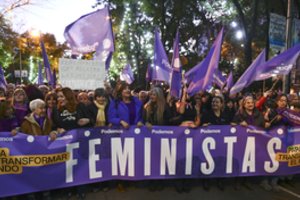 Tūkstančiai žmonių išėjo į gatves visame pasaulyje pasmerkti smurto prieš moteris