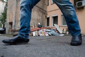 Taip dirbančių statybininkų dar nematė – savivaldybės patalpas remontavę darbininkai kaimynams pridarė sočiai rūpesčių