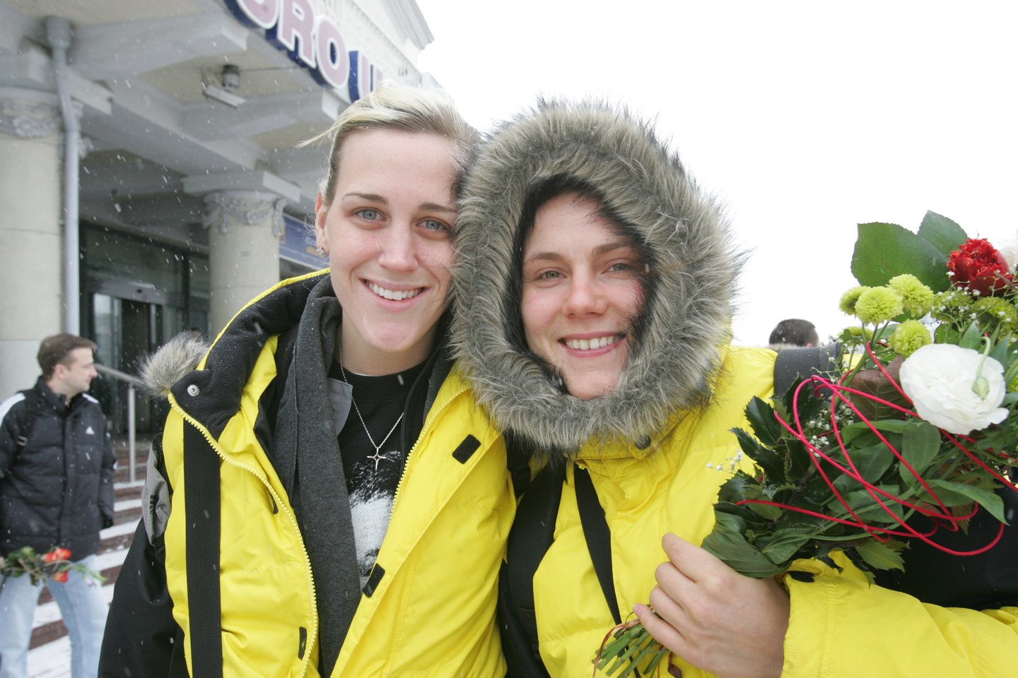  Katie Douglas ir Sandra Valužytė (Linkevičienė) Vilniaus oro uoste, kuomet grįžo iš finalo ketverto Samaroje<br> M. Kulbio nuotr.