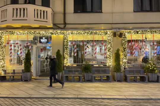Laisvės alėjoje įsikūrusios kavinės ir restoranai puoštis neskuba.