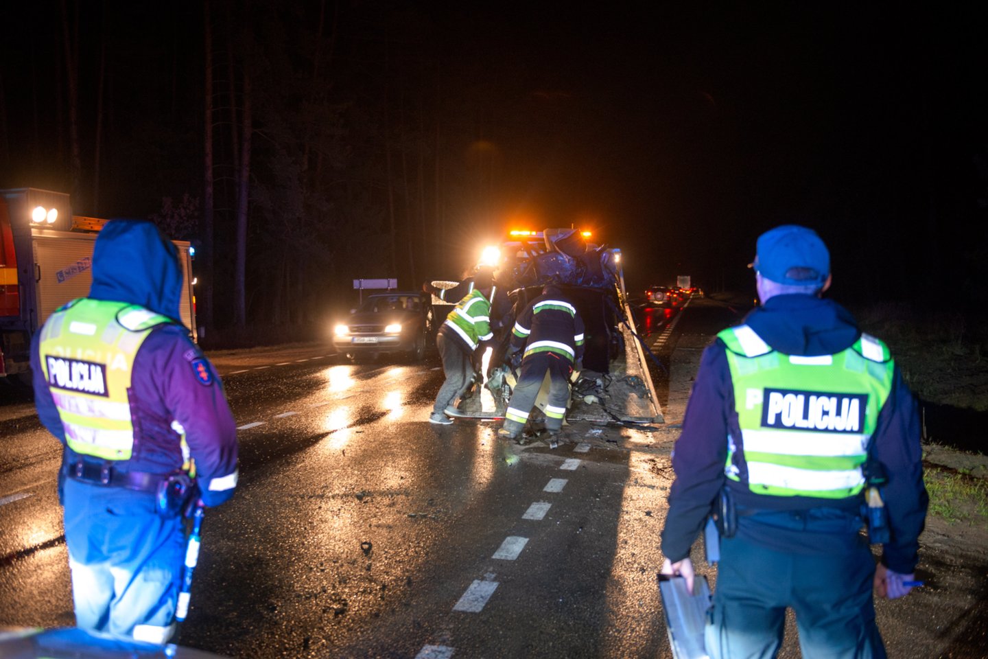  Vilniaus rajone BMW įlėkus į griovį, įvyko dar viena avarija: susidūrė ugniagesių ir policijos automobiliai. <br> J. Stacevičiaus asociatyvioji nuotr. 