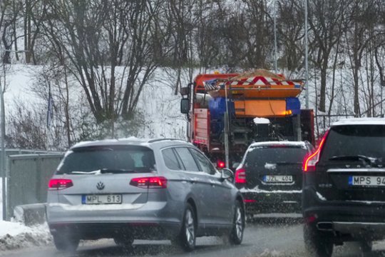Vairuotojai raginami atsižvelgti į kelio dangos būklę ir rinktis saugų greitį.