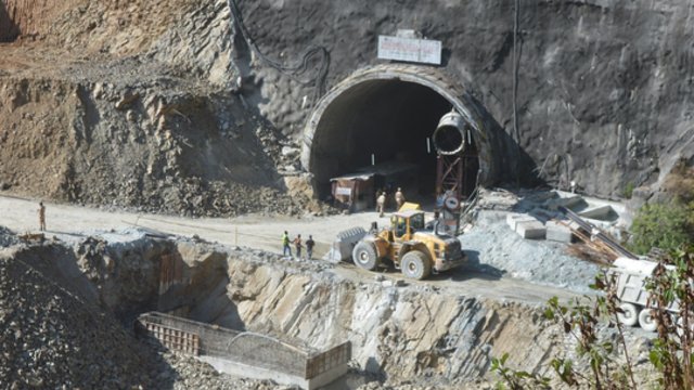 Indijos kariuomenė nepasiduoda: kas rankomis, kad pasiektų tunelyje įstrigusius statybininkus