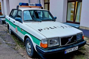 Ar dar atsimenate šiuos policijos „Volvo 244“: anuomet jie pakeitė byrančių sovietinių automobilių parką
