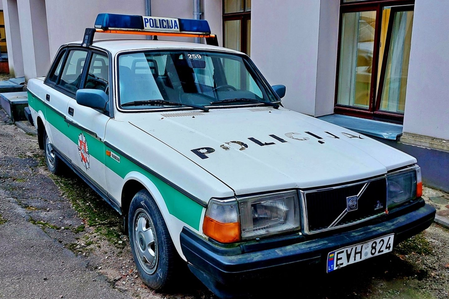 Senasis tarnybinis automobilis „VOLVO 244“.<br>Policijos nuotr.