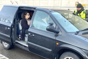 Pasieniečiai sučiupo du estus, panorusius užsidirbti gabenant migrantus iš Latvijos