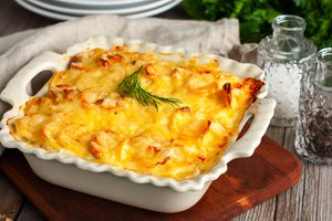 Bulvių apkepas su sūriu patiks ir mažiems, ir dideliems