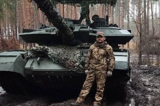 Rusijos fronte pastebėtas anksčiau neregėtos modifikacijos tankas „T-62“ su tanko „T-90M“ dalimis.