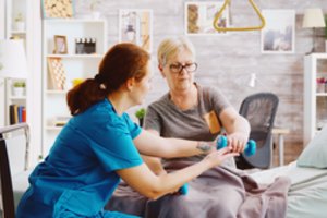 Ambulatorinė slauga namuose: pagalba, padedanti pacientui ilgiau išlikti savarankiškam