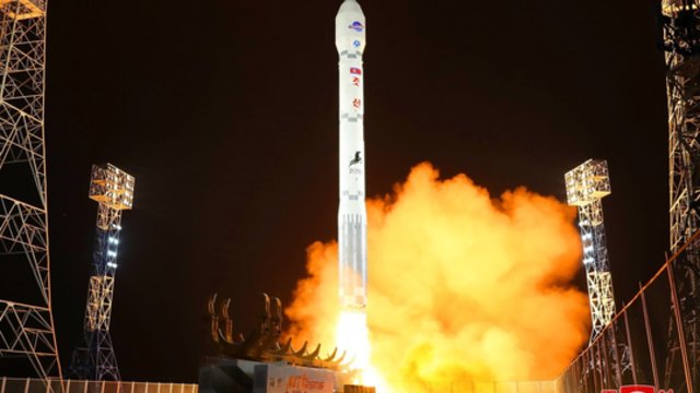 Šiaurės Korėja teisinasi dėl žvalgybinio palydovo ir vadina teisėta savigyna: pirštu beda į JAV