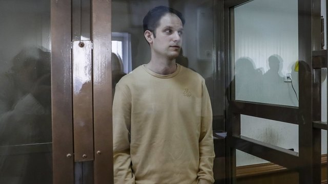 Rusijos teismas pratęsė sulaikyto JAV žurnalisto E. Gershkovichiaus suėmimą