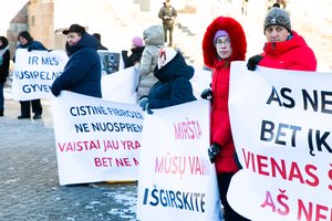 Prie Seimo – pacientų akcija: prašo kompensuoti vaistus, kurie per mėnesį kainuoja 17 tūkst. eurų