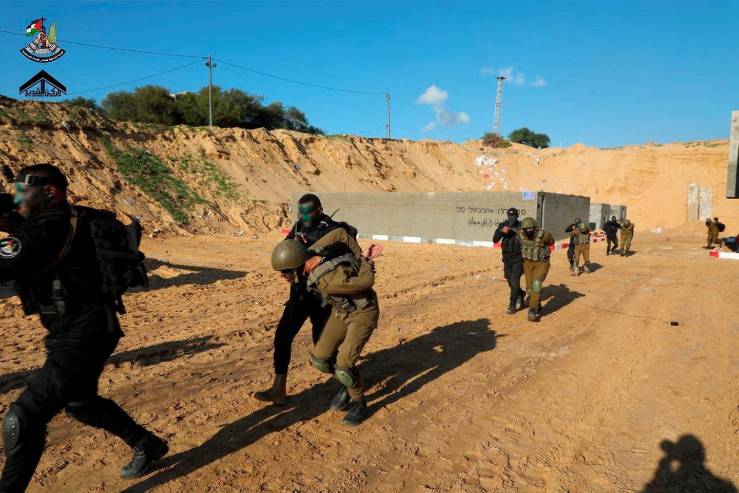 „Hamas“ ir kitų ginkluotų palestiniečių grupuočių pratybos.<br>Reuters/Scanpix nuotr.