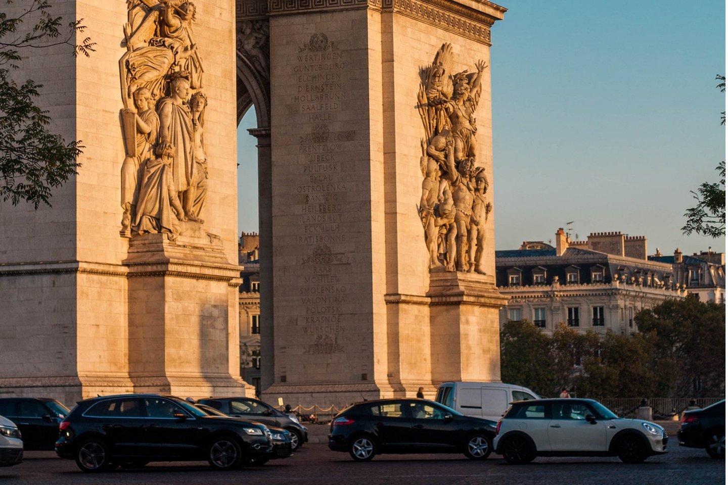 Paryžius siekia išstumti didelius visureigius iš miesto centro, didindamas stovėjimo mokestį už sunkius automobilius.<br>Arthur Humeau/Unsplash nuotr.