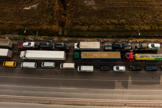 Slovakijos vežėjai grasina nuo penktadienio užblokuosią sieną Ukrainos sunkvežimiams.