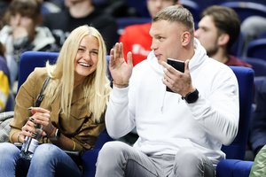 Krepšinio rungtynėse Sergejui Maslobojevui kompaniją palaikė žavi šviesiaplaukė