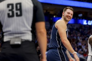 L. Dončičius surengė neįtikėtiną šou, o „Mavericks“ parklupdė „Rockets“