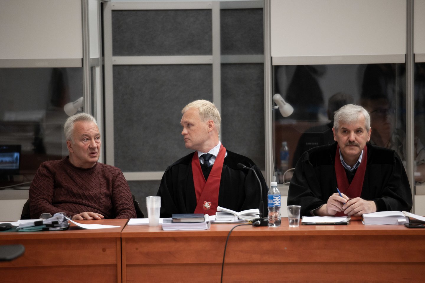 Trims kaltinamiesiems riaušių prie Seimo byloje už neatvykimą į teismo posėdį skirtos baudos.