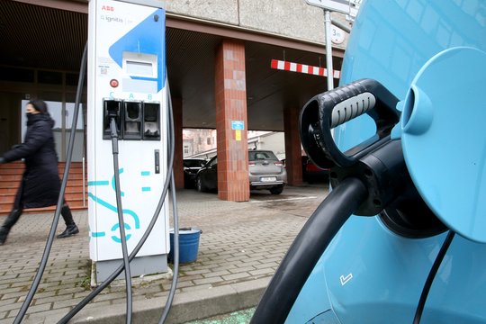 Susisiekimo ministerija: elektromobilių įkrovimo infrastruktūros plėtrai skirti dar 36 mln. eurų.