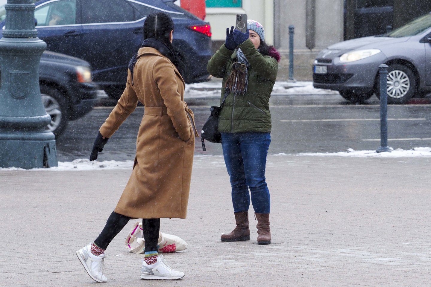 Sniege paskendusiose sostinės gatvėse – pilna žmonių: demonstruoja žiemiškus derinius.<br> V. Ščiavinsko nuotr.