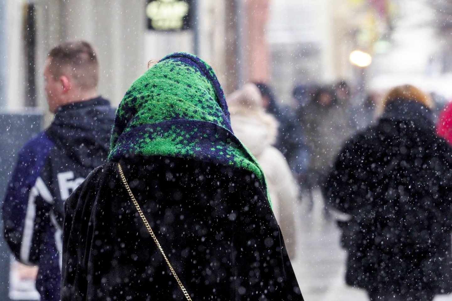 Sniege paskendusiose sostinės gatvėse – pilna žmonių: demonstruoja žiemiškus derinius.<br> V. Ščiavinsko nuotr.
