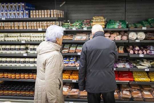 Nuo sausio 1 d. prekybos tinklai galės prekiauti pasibaigusio galiojimo, bet dar tinkamais vartoti maisto produktais, daugiausia bakalėjos prekėmis.