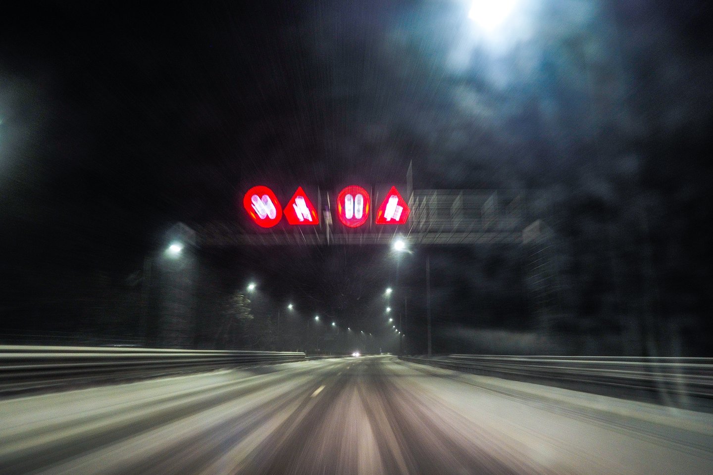 Naktį eismo sąlygas šalies keliuose sunkins susiformavęs plikledis, įspėja kelininkai.<br>V.Ščiavinsko nuotr.