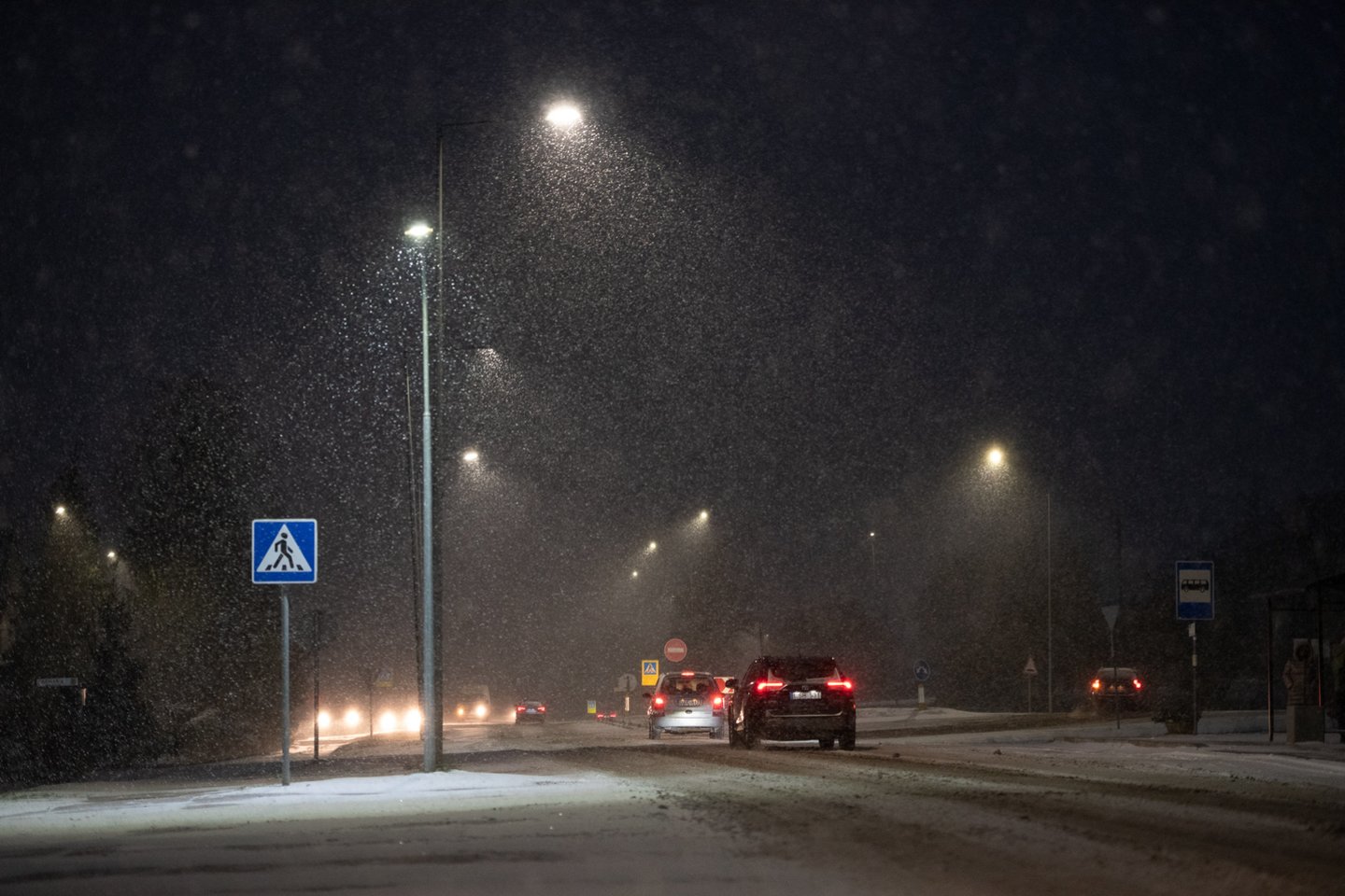 Lietuvos automobilių kelių direkcija informuoja, kad ketvirtadienio rytą eismo sąlygas šalyje sunkina snygis ir rūkas.<br>R.Vilkelio nuotr.