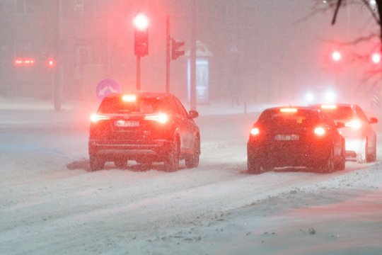 Lietuvos automobilių kelių direkcija informuoja, kad ketvirtadienio rytą eismo sąlygas šalyje sunkina snygis ir rūkas.